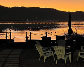 Peaceful Lakeside Retreat - Cozy 3br Waterfront Home - Clearlake