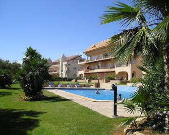 Modern duplex house overlooking communal pool and gardens at Golf Panoramica. - San Jorge - Piscina