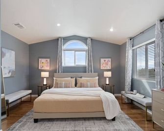 Smart Stays Tailored for Work, Play, or Pause: Designer interior evoking comfort & cleanliness, river view, hot tub, fast wifi, full stock kitchen, AC, close to downtown, public transportation & the Ferry - the perfect serene retreat. Discover more! - Vallejo - Bedroom