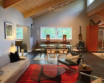 Beautiful Home Close To Lake Beach and National Park! - Porter - Living room