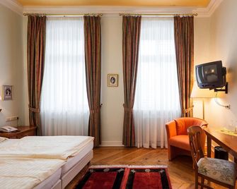 Hotel Garni Schlossgarten - Neustrelitz - Спальня