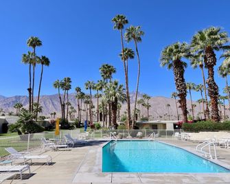 Delightful and sophisticated condo with shared tennis, outdoor pool, & spa - Palm Springs - Pool