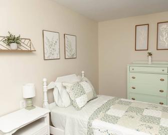 Large 4 Bedroom CT Home Comfy for Longer Stay - Bristol - Bedroom