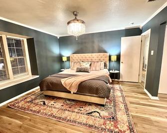 Newly Renovated! New Pool+hot Tub, Cabana & Grill. Prime Location! - Leon Valley - Bedroom