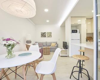 Light Apartment With Amazing Balcony, by TimeCooler - Lisbonne - Restaurant