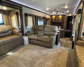 Outlaw . 5878 Us 64 - Farmington - Living room