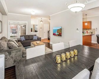 Luxurious Spacious Dream Home with Parking! - Richmond Hill - Dining room