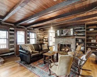 The Frog Cabin - Columbus - Living room