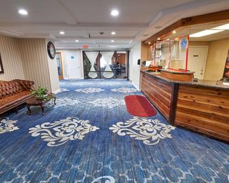 Ambassador Inn and Suites - South Yarmouth - Front desk