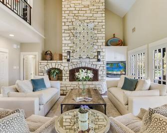 Fall Flash Fifteen l Above Auth WestlakeI Mins to DowntownI Pool&Spa| Gamerm - Austin - Living room