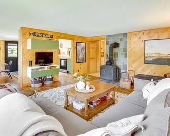 Gorgeous Sunday River Cabin with Saltwater Hot Tub! - Newry - Sala de estar