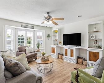 Charming Utah Getaway w/ Fire Pit & Furnished Deck - West Jordan - Sala de estar