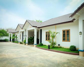 Wangthatum - Si Maha Phot - Building