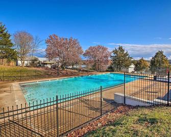 Cozy Hot Springs Vacation Rental on Lake Hamilton! - Hot Springs - Pool