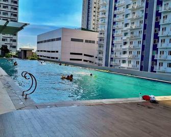 Comfy 1 Bedroom Condo Step away from SM North Edsa Mall Quezon City - Quezon City - Pool