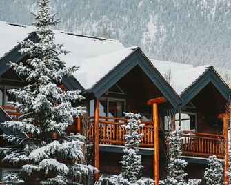 A Bear and Bison Country Inn - Canmore - Building