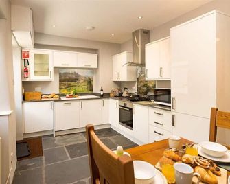 Oxen Fell Cottage, Pet Friendly, With Open Fire In Langdale - Borrowdale - Kitchen
