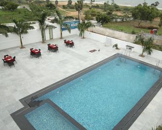 Ganesh Beach Resort - 蓬蒂切里 - 游泳池