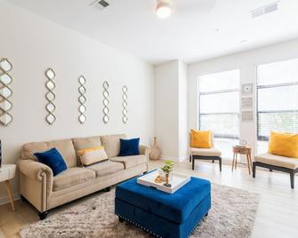Stylish 2-Bedroom Apt in Charlotte with Free Parking - Charlotte - Sala