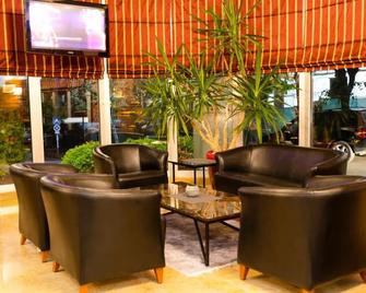 Hotel Ambasador Prishtina - Pristina - Oleskelutila