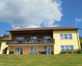 Cozy holiday home (90sqm) with panoramic views of a farm - Tännesberg - Edificio