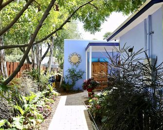Fantasy Island Inn, Caters to Men - Fort Lauderdale - Exterior