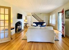 Classic Cape Cod Cottage - North Falmouth - Living room