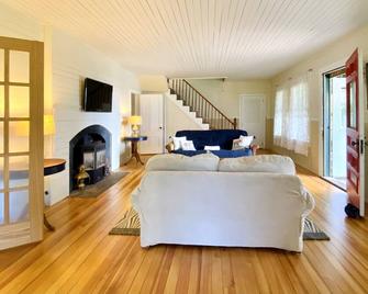 Classic Cape Cod Cottage - North Falmouth - Sala de estar