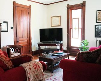 The Trillium House At Depauw - 4/5 Br 3.5 Ba - Greencastle - Sala de estar