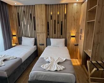 world say hotel - Van - Bedroom
