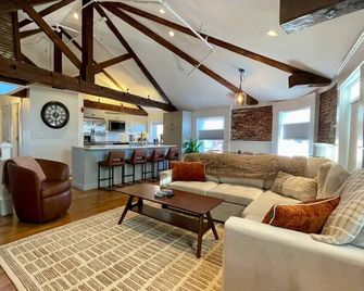 4 King Suites, Downtown, Outlets, Beach, Historic - Portsmouth - Living room