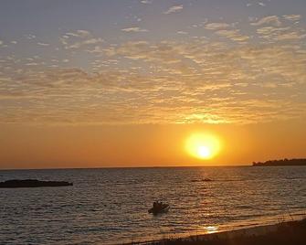 1 bedroom 1 bathroom beach house, beach right at your door steps - Steventon