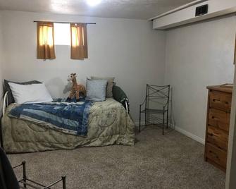 Private furnished bedroom in shared basement - Murray - Phòng ngủ