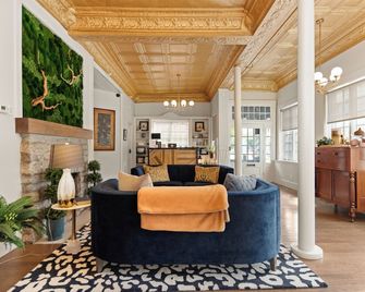 The Benchmark Inn - Augusta - Living room