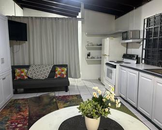 Charming studio with WiFi and AC in amazing Maraval - Diego Martin - Cocina