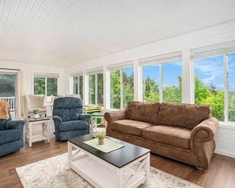 Open year round - Spacious 5-bedroom house with views of Lake Michigan in Mears - Mears - Sala de estar