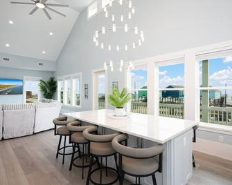 Fins & Feathers 3 Bedroom Home - Gilchrist - Comedor