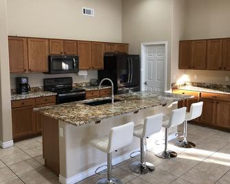 Private heated pool and spa! 4 bdrm, 2 bath beautiful and spacious house! - El Mirage - Kitchen