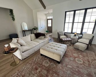 New Construction 4-bedroom Modern Farmhouse house in charming Kalamazoo withWiFi - Kalamazoo - Living room