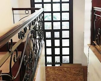 Spinning Cat Hostel - Tagbilaran City - Escaleras