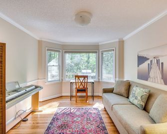 Anderson Retreat: Private Dock, Kayaks, Fire Pit! - Anderson - Living room