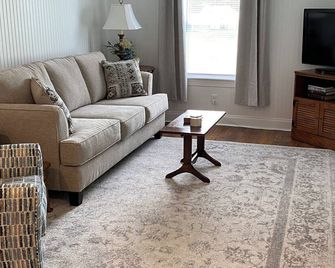 Entire House located 2 miles from Liberty University Campus. Farm setting. - Lynchburg - Wohnzimmer