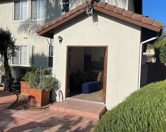 Cozy Attached Junior Adu - San Diego - Building