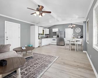 Charming 3-bedroom house with AC, WiFi in peaceful Lumberton - Lumberton - Sala de estar