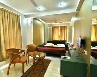 Hotel Isher International - Gandhinagar - Oturma odası