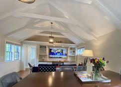 Luxurious New Cottage! 5-Min. Walk To Main St. And Harbor Beaches - Nantucket - Dining room