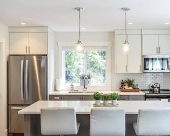 Private Modern Carriage by Seal Bay Trails - Courtenay - Cozinha