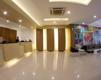 Hotel 88 Grogol - Jakarta - Receptionist
