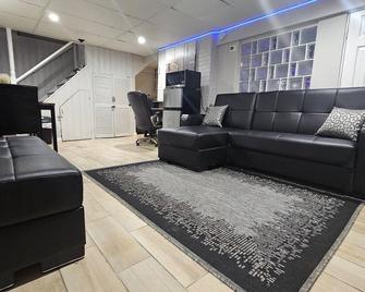 Lofty Cozy Suite near Nassau Coliseum and Hofstra University - Hempstead - Salon