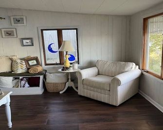 Sunset Cottage - Havana - Living room